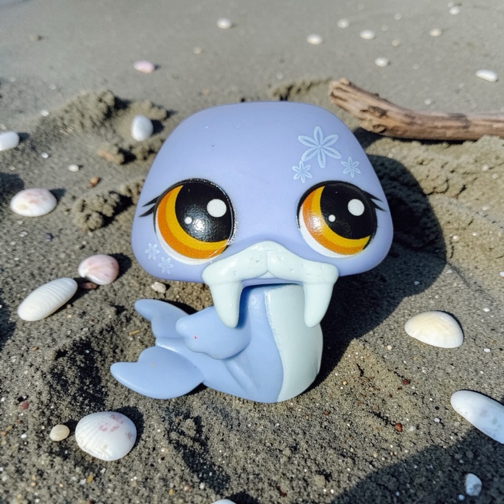 littlest pet shop # 17 blue walrus with heart details and brown eyes